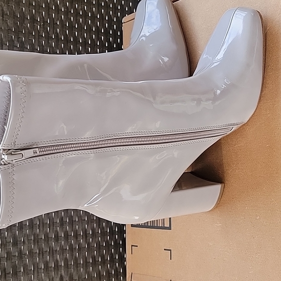 Steve Madden Lynden ankle boot. Zipper. Patent grey color. 0032 - Picture 5 of 8